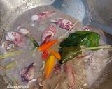 Foto langkah ke 6 dari resep Cumi (Kuah) Item.