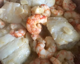 Foto del paso 7 de la receta: Bacalao con gambones al ajillo y habas con ajos tiernos