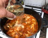 Foto del paso 5 de la receta: Pollo en salsa de cebolla y setas