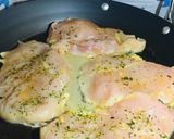Foto del paso 2 de la receta: Filetes de Pechuga de Pollo Encebollado 🧄🧅🍅🌿