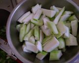 Foto langkah ke 1 dari resep Tumis Oyong Oriental Renyah Bawang Putih.
