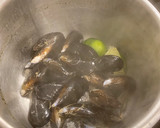 Foto del paso 3 de la receta: Mejillones al vapor en salsa de curry y cilantro (algo picante 🌶)