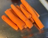 Une image de l'étape 1 de Salade de tomates bicolores et carottes râpées aux aromates de la mer.