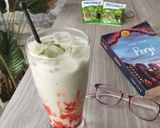Foto langkah ke 4 dari resep Strawberry Matcha Latte.