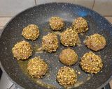 Foto del passaggio 4 della ricetta Polpette di pollo su granella di pistacchio