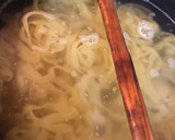 Foto del paso 7 de la receta: Hamburguesa casera con tallarines