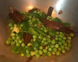 A picture of step 3 of Green Peas Capsicum Pulao.