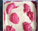 Foto langkah ke 5 dari resep Red velvet cream cheese brownies.