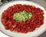Une image de l'étape 5 de Salade de tomates, courgette et concombre aux sardines, câpres et mozzarella sauce malt.