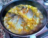 Foto del paso 11 de la receta Dorada y gambas con cebollas confitadas a la Canela y pasas