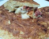 Foto del paso 6 de la receta: Tortilla de papa, rellena con cantimpalo y queso mantecoso