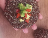 Foto del paso 3 de la receta: Onigiri de quinoa roja rellenos de verduras 🥑🫑