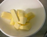 Une image de l'étape 1 de Gâteau fruité aux raisins, pomme et citron /gingembre.