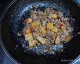 Foto langkah ke 5 dari resep Semur kentang daging giling.