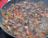 Foto del paso 7 de la receta: Carne con champiñones y verduras, al vino y soja