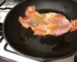 Foto del paso 4 de la receta: Muslo de pollo a la plancha con guarnición de brócoli salteado