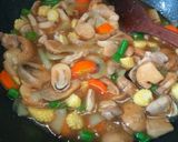 Foto langkah ke 6 dari resep Ayam Cah Jamur.