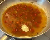 Foto del passaggio 2 della ricetta Spaghetti in padella 83 datterino e acciughe salate