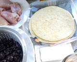 Foto del paso 1 de la receta: Tacos de pollo frito con cebolla roja encurtida exprés