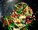 Foto langkah ke 1 dari resep Tumis Jamur Kuping dan Seledri.