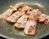 Foto del paso 2 de la receta: Bacon y huevo frito