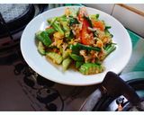 รูปขั้นตอนการทำที่ 3 ของ แตงกวาผัดไข่,,,🥚🥒🍅🥒🥚#กินผักรักสุขภาพ4