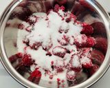 Tej-és fehércsokoládé mousse torta málnazselével recept fázis 4 fotója