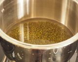 A picture of step 1 of Green Bean Porridge 緑豆のお粥.