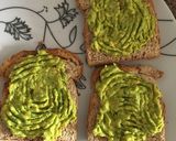 Foto del paso 4 de la receta: Tostadas de palta y huevo revuelto