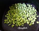 A picture of step 1 of Airfried Crispy French Beans.