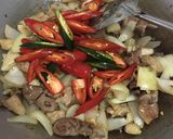 รูปขั้นตอนการทำที่ 3 ของ “ผัดพริกหอมใหญ่เครื่องในไก่”