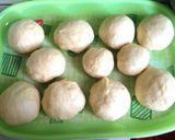 Foto langkah ke 6 dari resep Donat Empuk Menul2 Topping Cokelat Keju.