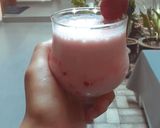 Foto langkah ke 2 dari resep Strawberry Milkshake no ice cream.