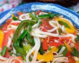 Hình bước làm 4 của món Mì udon nấu cà chua, ớt chuông, nấm kim châm