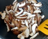 Foto langkah ke 1 dari resep Shitake Cream Soup.