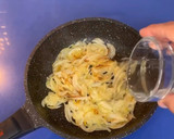 Foto del paso 3 de la receta: Hojaldre de berenjena con pera encebollado y corona de cabra