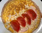 Foto del paso 2 de la receta: Tortipizza: tortita con tortilla francesa, pavo, mozzarella y tomate 💛