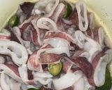 Foto langkah ke 1 dari resep Cumi cumi asam manis daun jeruk.