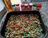 Foto del paso 5 de la receta: Contramuslos de pollo a la provenzal sobre una cama de verduras especiadas al horno