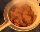 Une image de l'étape 6 de Carottes à l'orange, miel, épices et oignon de roscoff.
