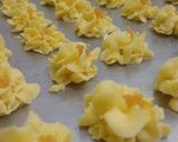 Foto langkah ke 4 dari resep Kue Semprit Sagu.