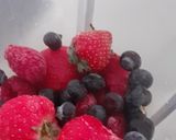 A picture of step 1 of Chilled Berries smoothie.