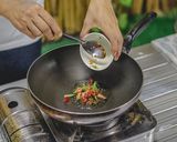 รูปขั้นตอนการทำที่ 7 ของ ผัดมาม่าปลากระป๋อง ประหยัดงบ อิ่มอร่อย อยู่ท้องสุดๆ