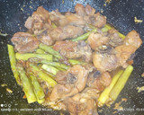 Foto del paso 4 de la receta: Pollo al ajillo y espárragos verdes
