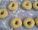 Foto langkah ke 4 dari resep Donat Toping Meses Keju Coklat.