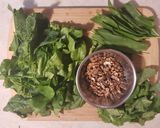 Spenót pesto medvehagymával és reteklevéllel recept fázis 1 fotója