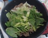 รูปขั้นตอนการทำที่ 4 ของ บะหมี่ผักผัดหมูสไลซ์