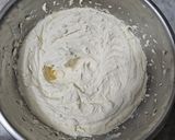 Foto del paso 22 de la receta: Memory Cake de Vainilla, Dulce de Leche y Buttercream de Chocolate Blanco (Torta de cumpleaños)