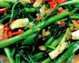 รูปขั้นตอนการทำที่ 2 ของ ผัดผักบุ้งไฟแดง Pad Pak Bung Fai Daeng