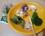 Foto langkah ke 2 dari resep Sayur santan daun singkong teri.